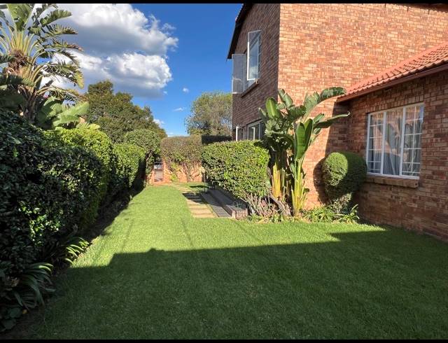 4 BEDROOM TOWNHOUSE FOR SALE IN SUNDOWNER